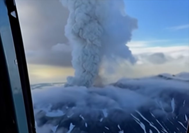 Penampakan Gunung Krasheninnikov Rusia  meletus terlihat dari pesawat yang melintas di area tersebut/Foto: tangkap layar
